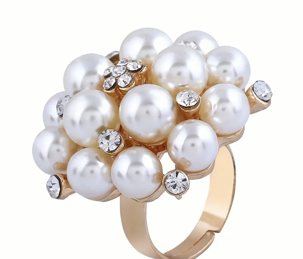 Pearls cluster ring
