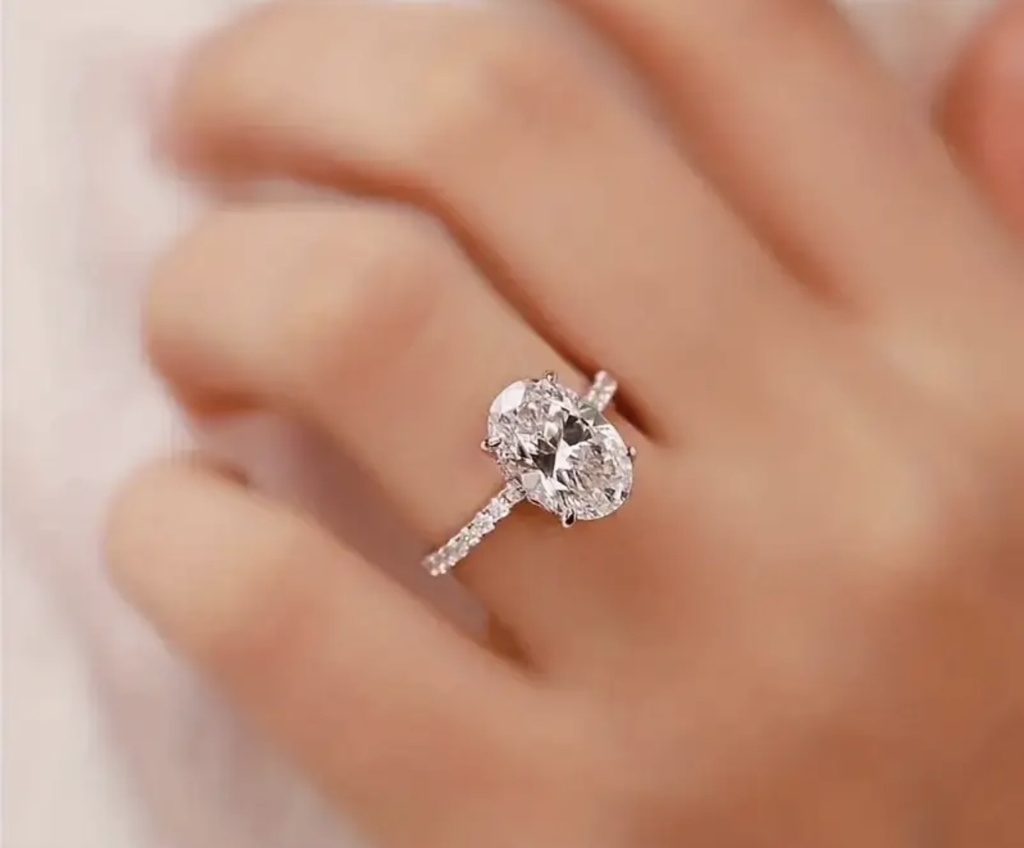 Exquisite oval shaped sliver plated zircon ring 