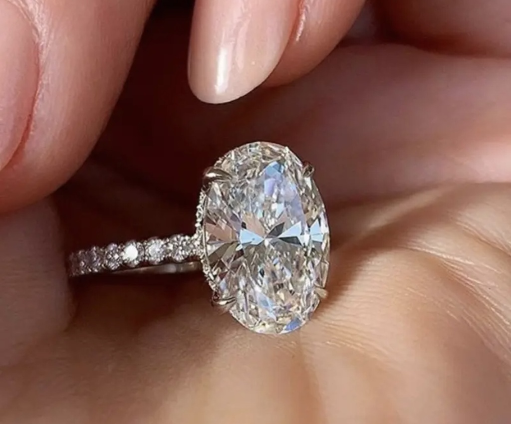 Exquisite oval shaped sliver plated zircon ring 