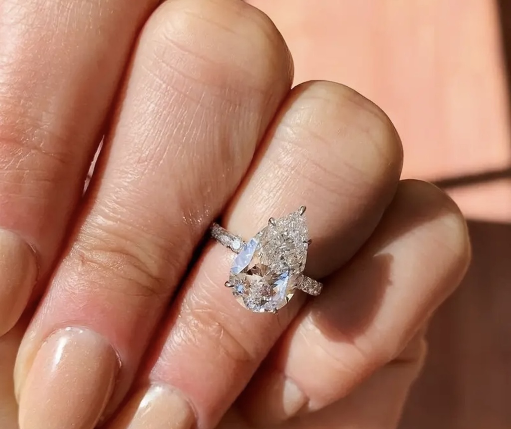 Exquisite teardrop shaped cubic zircon ring 