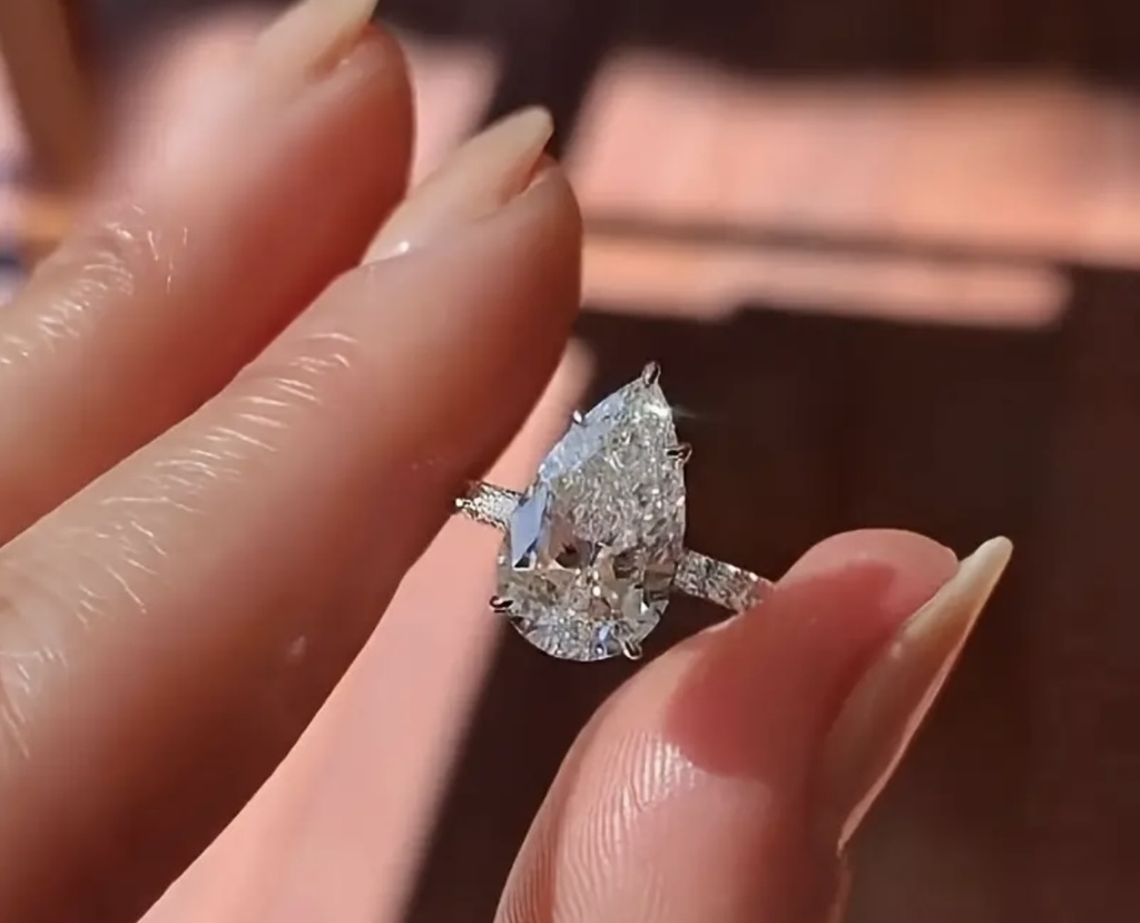 Exquisite teardrop shaped cubic zircon ring 