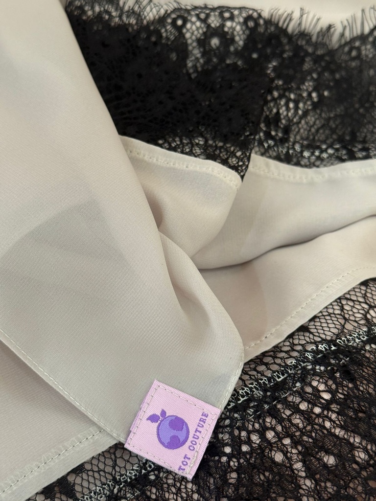 The lady Black lace abaya