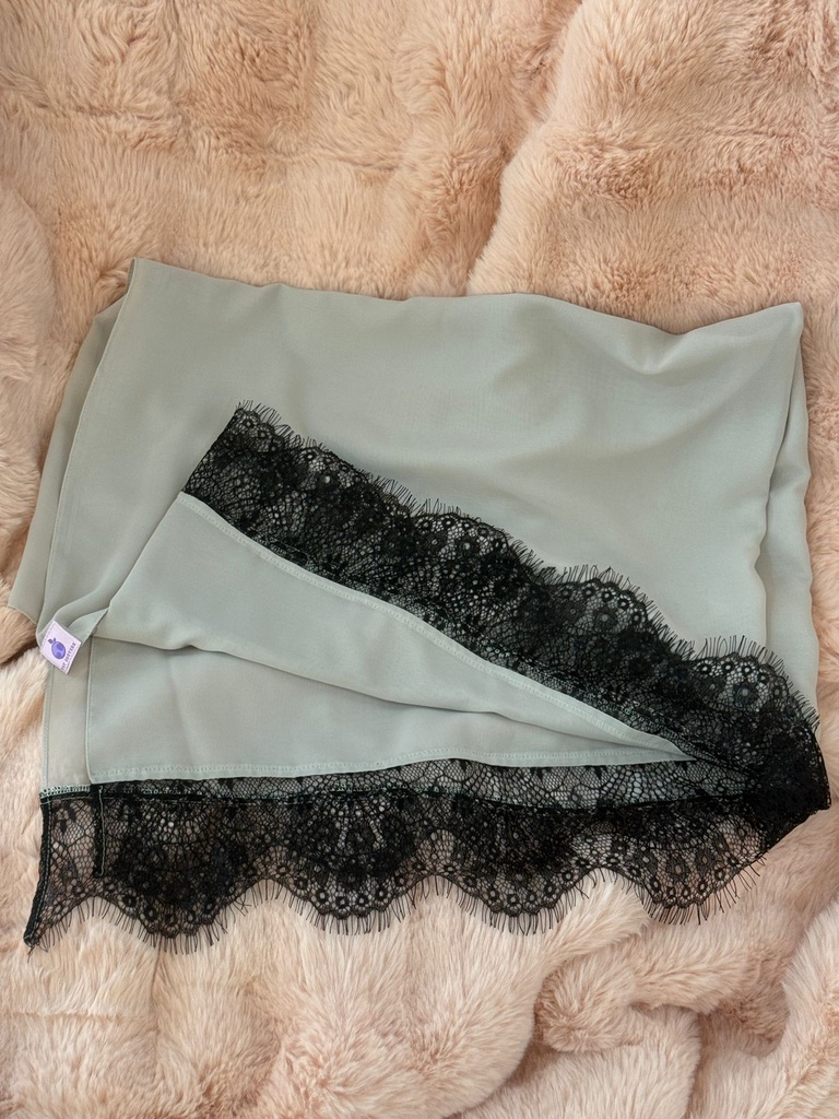 The lady Black lace abaya