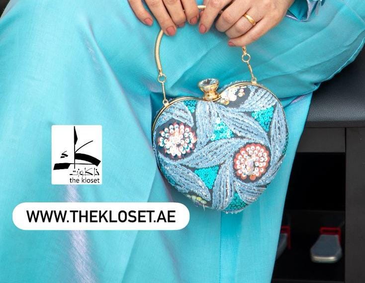 Sequinsed heart shape chain clutch 