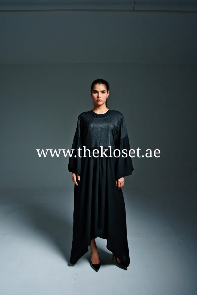 عباية سوداء من قماشين سادة ومغلقة