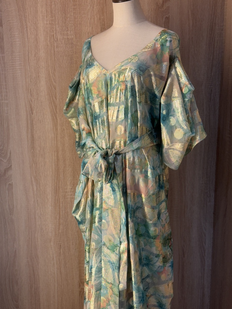 Elegant Glittering Green Dress with a Touch of Sophistication