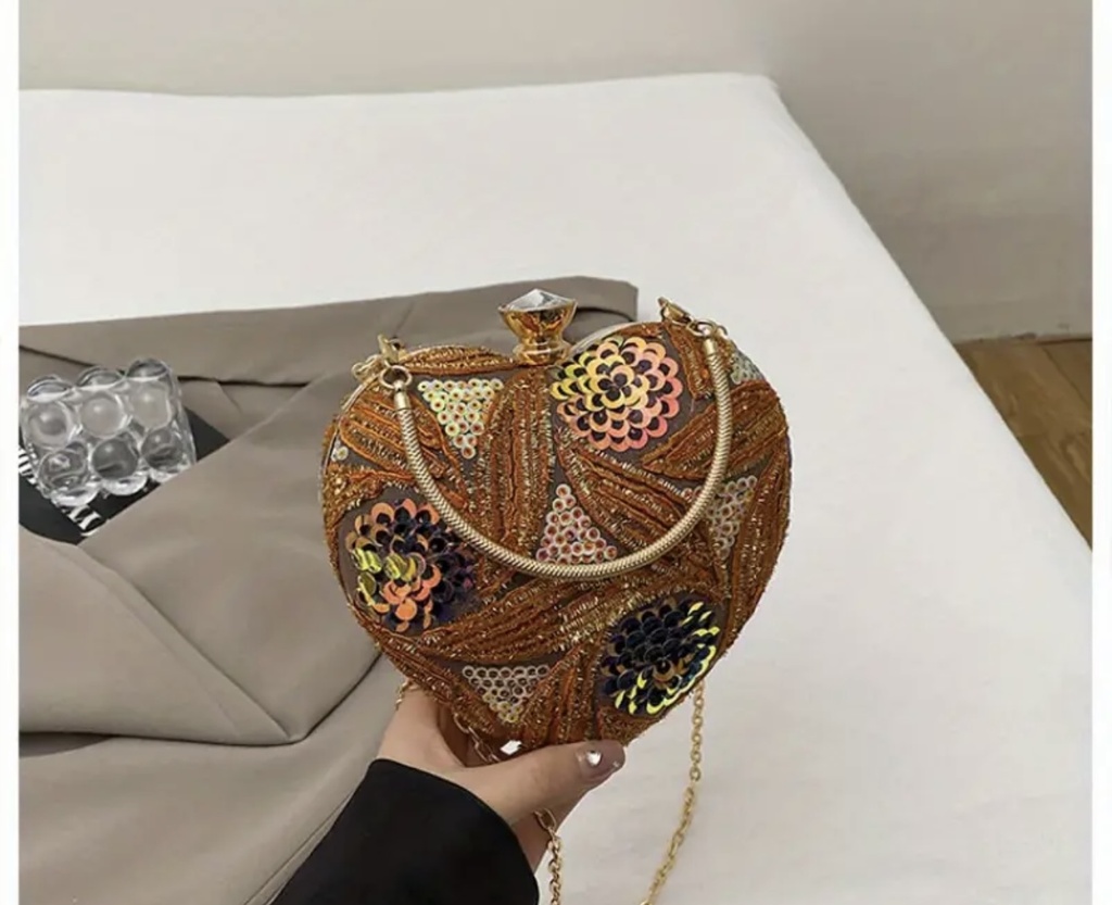 Sequinsed heart shape chain clutch 