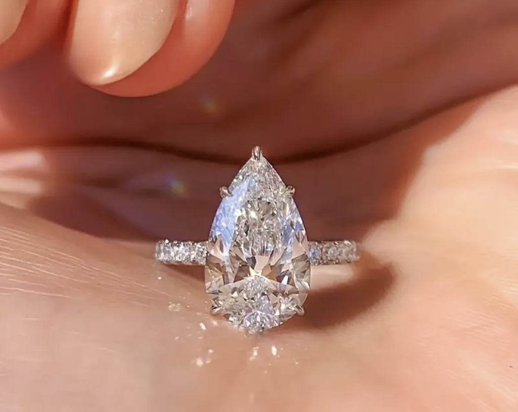 Exquisite teardrop shaped cubic zircon ring 