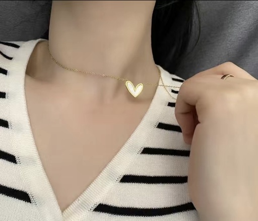 [84529213] White Heart Pendant