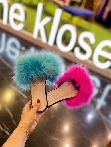 Trendy Feathered Flat Sandal