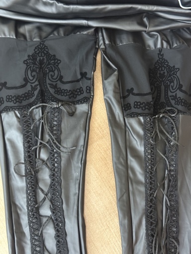 Velvety leather and stings pants