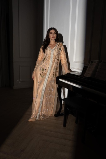 [79929454] Elegant Dress Featuring Exquisite Embroidery Design