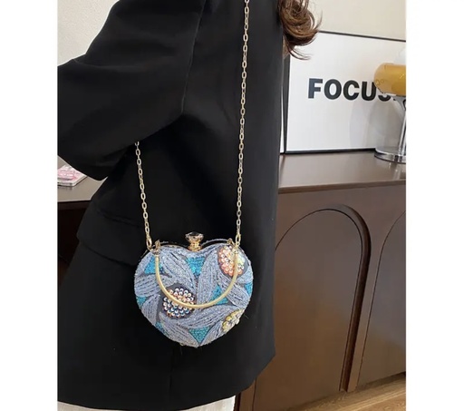 Sequinsed heart shape chain clutch 