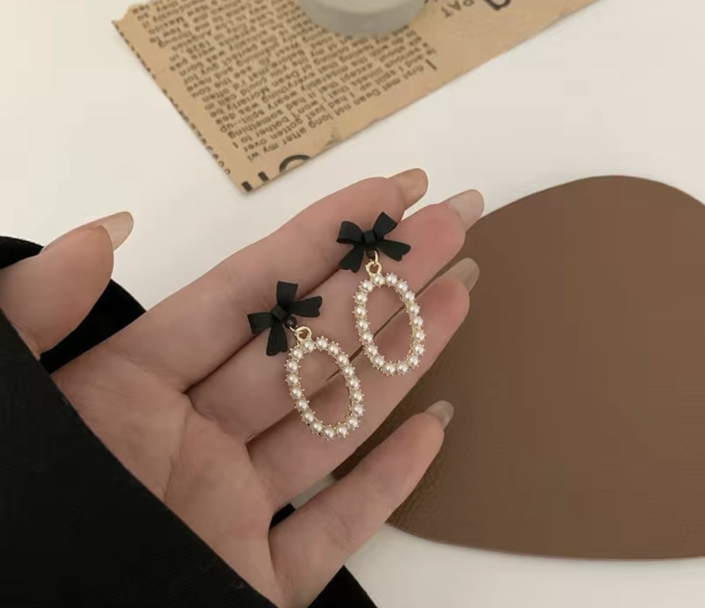 Pearl loop bow earrings