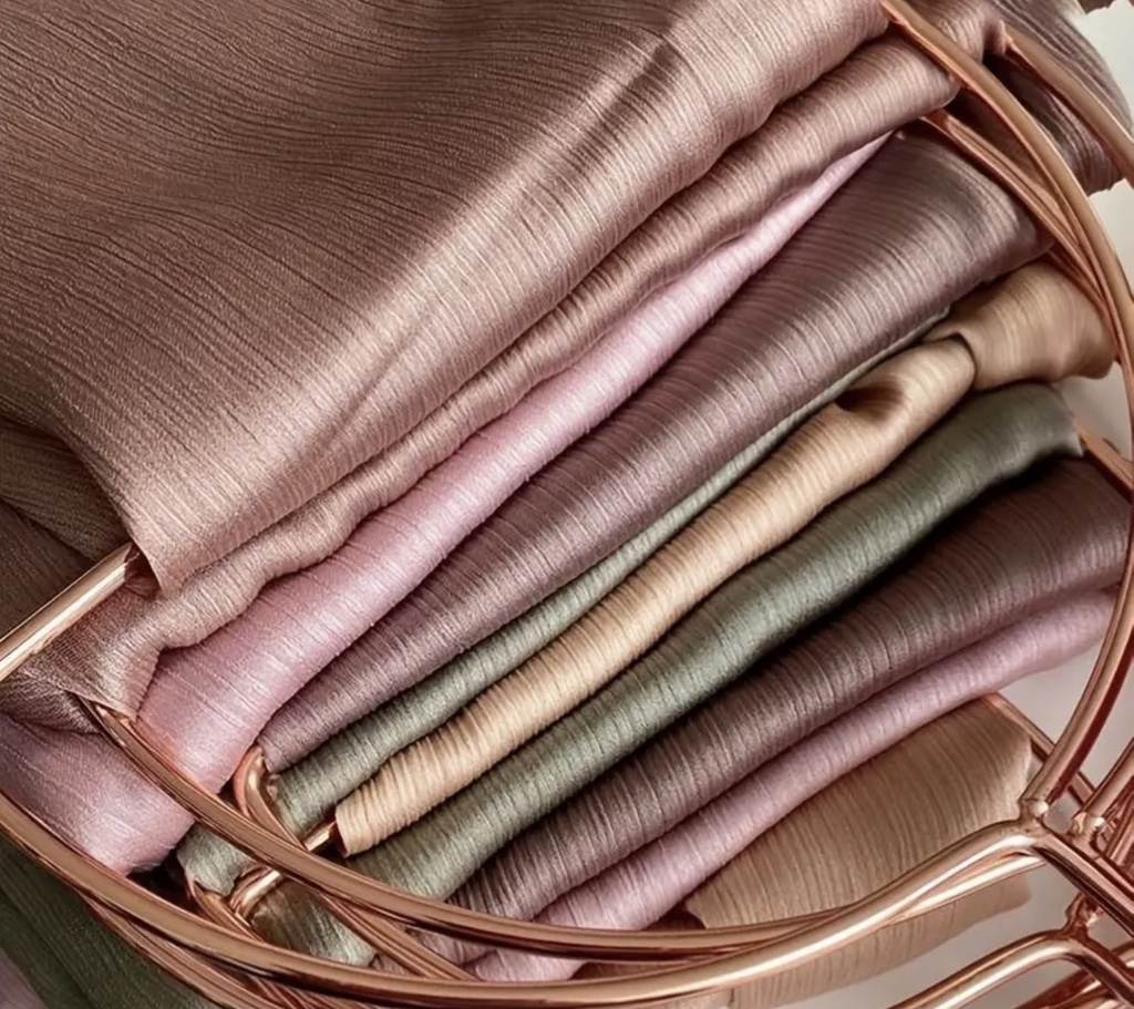 Warm solid color satin Shaila 